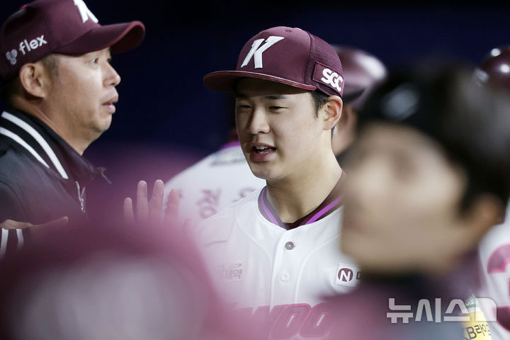 [서울=뉴시스] 최동준 기자 = 18일 서울 구로구 고척스카이돔에서 열린 2025 KBO리그 시범경기 롯데 자이언츠와 키움 히어로즈의 경기, 4회초 2사 1, 3루 상황 키움 선발 정현우가 롯데 정보근을 삼진으로 잡아낸 뒤 동료들과 하이파이브하고 있다. 2025.03.18. photocdj@newsis.com