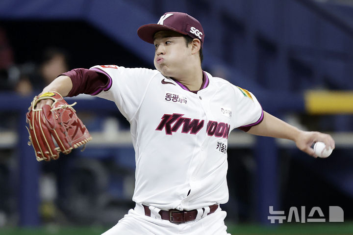 [서울=뉴시스] 최동준 기자 = 18일 서울 구로구 고척스카이돔에서 열린 2025 KBO리그 시범경기 롯데 자이언츠와 키움 히어로즈의 경기, 4회초 키움 선발 정현우가 역투하고 있다. 2025.03.18. photocdj@newsis.com