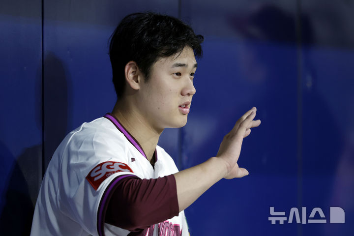 [서울=뉴시스] 최동준 기자 = 지난달 18일 서울 구로구 고척스카이돔에서 열린 2025 KBO리그 시범경기 롯데 자이언츠와 키움 히어로즈의 경기, 키움 선발 정현우가 3이닝까지 비자책 1실점으로 막아낸 뒤 덕아웃에서 코치와 대화하고 있다. 2025.03.18. photocdj@newsis.com