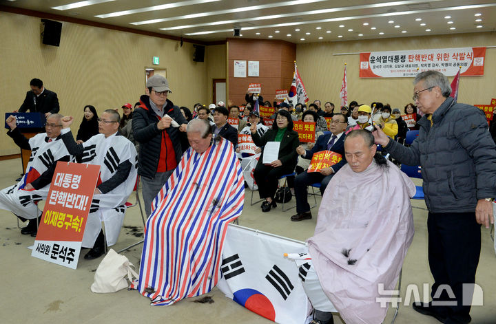 [울산=뉴시스] 배병수 기자 = 울산사회시민단체연합회 관계자들이 18일 울산시의회 3층 대강당에서 '윤석열 대통령 탄핵반대를 위한 삭발식'을 열고 삭발을 하고 있다.2025.03.18.bbs@newsis.com.
