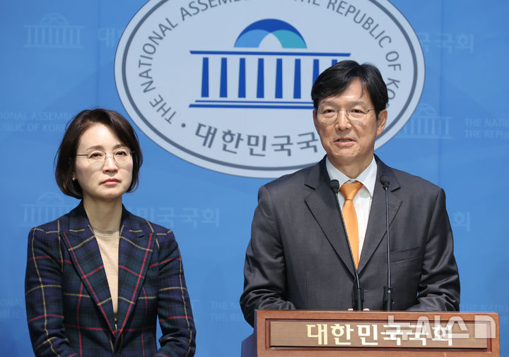 [서울=뉴시스] 고승민 기자 = 함익병 개혁신당 선거관리위원장이 18일 서울 여의도 국회 소통관에서 조기대선 후보 선출 관련 기자회견을 하고 있다. 2025.03.18. kkssmm99@newsis.com