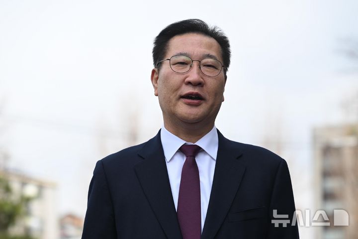 [서울=뉴시스] 추상철 기자 = 박성재 법무부 장관이 지난 18일 오후 서울 종로구 헌법재판소에서 열린 탄핵 심판 첫 변론에 참석하며 입장을 밝히고 있다. (공동취재) 2025.03.18. photo@newsis.com