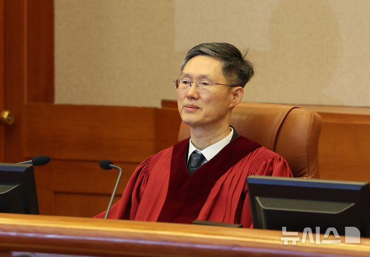 [서울=뉴시스] 추상철 기자 = 박성재 법무부 장관에 대한 탄핵심판 첫 변론기일인 18일 오후 서울 종로구 헌법재판소 대심판정에서 문형배 헌법재판소장 직무대행이 심판 시작을 기다리고 있다. (공동취재) 2025.03.18. photo@newsis.com