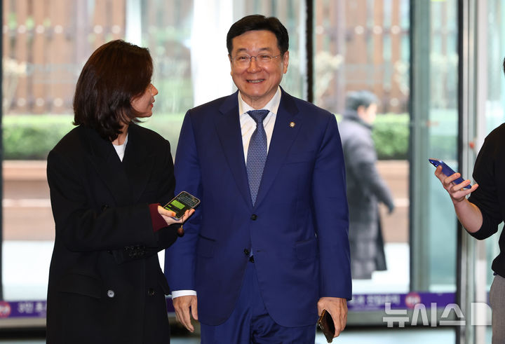 [서울=뉴시스] 황준선 기자 = 이찬희 삼성 준법감시위원회(준감위) 위원장이 18일 서울 서초구 삼성생명 서초타워에서 열린 삼성 준감위 정례회의에 참석하고 있다. 2025.03.18. hwang@newsis.com