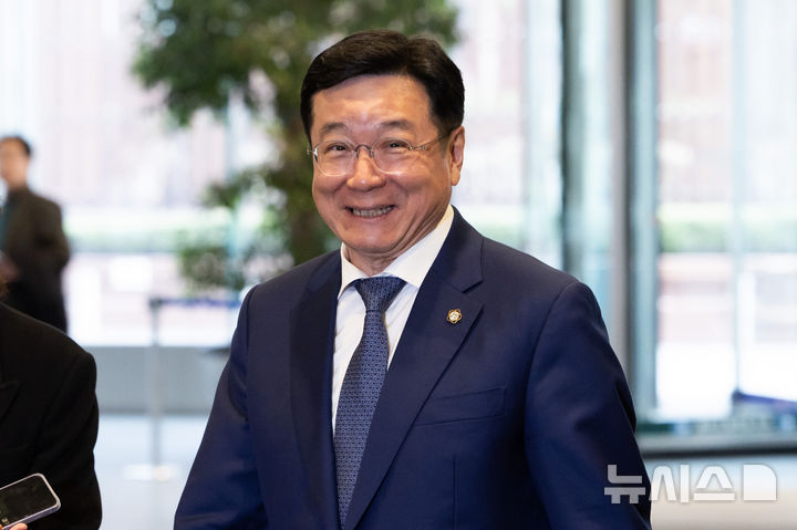 [서울=뉴시스] 황준선 기자 = 이찬희 삼성 준법감시위원회(준감위) 위원장이 18일 서울 서초구 삼성생명 서초타워에서 열린 삼성 준감위 정례회의에 참석하고 있다. 2025.03.18. hwang@newsis.com