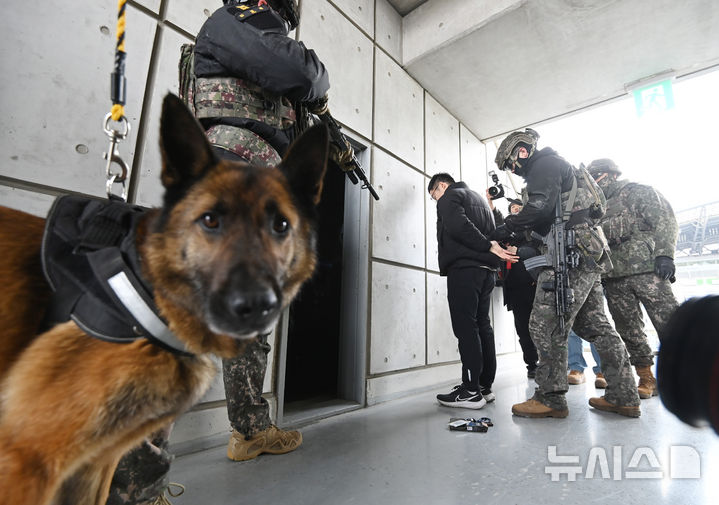 [수원=뉴시스] 김종택 기자 = 18일 경기도 수원월드컵경기장에서 수도군단 예하 700 특공연대와 51사단 장병들이 국지도발 상황을 가정한 '도시지역 탐색격멸작전'을 실시하고 있다. 2025.03.18. jtk@newsis.com