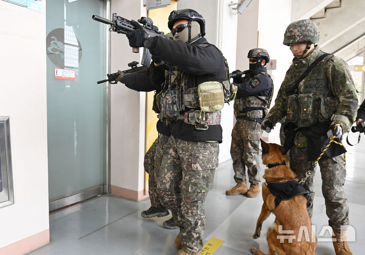 [수원=뉴시스] 김종택 기자 = 18일 경기도 수원월드컵경기장에서 수도군단 예하 700 특공연대와 51사단 장병들이 국지도발 상황을 가정한 '도시지역 탐색격멸작전'을 실시하고 있다. 2025.03.18. jtk@newsis.com
