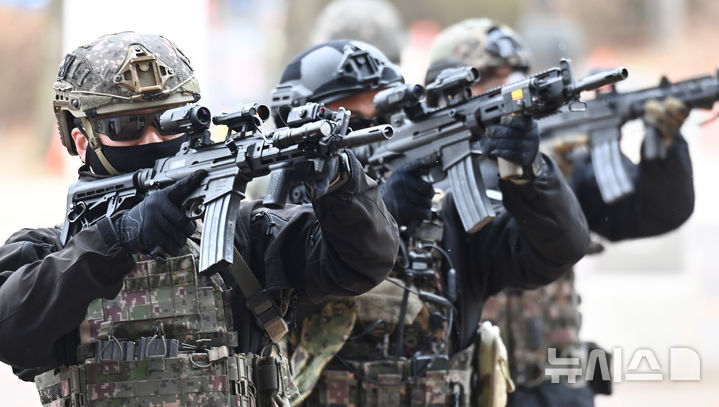[수원=뉴시스] 김종택 기자 = 18일 경기도 수원월드컵경기장에서 수도군단 예하 700 특공연대와 51사단 장병들이 국지도발 상황을 가정한 '도시지역 탐색격멸작전'을 실시하고 있다. 2025.03.18. jtk@newsis.com