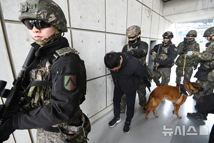 [수원=뉴시스] 김종택 기자 = 18일 경기도 수원월드컵경기장에서 수도군단 예하 700 특공연대와 51사단 장병들이 국지도발 상황을 가정한 '도시지역 탐색격멸작전'을 실시하고 있다. 2025.03.18. jtk@newsis.com