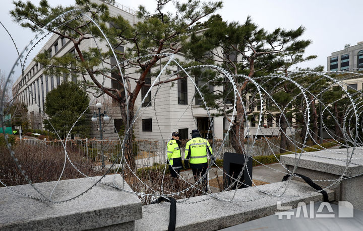 [서울=뉴시스] 추상철 기자 = 윤석열 대통령 탄핵심판 선고가 임박한 18일 오후 서울 종로구 헌법재판소에 철조망이 설치돼 있다. 2025.03.18. scchoo@newsis.com