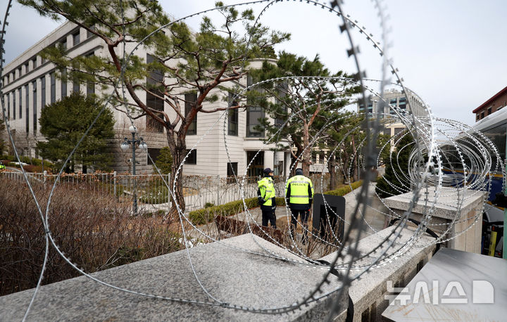 [서울=뉴시스] 추상철 기자 = 윤석열 대통령 탄핵심판 선고가 임박한 18일 오후 서울 종로구 헌법재판소에 철조망이 설치돼 있다. 2025.03.18. scchoo@newsis.com