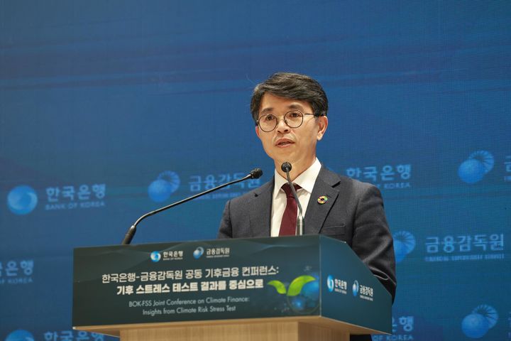 [서울=뉴시스] 김완섭 환경부 장관이 지난달 18일 서울 중구 한국은행에서 열린 한국은행-금융감독원 공동 기후금융 컨퍼런스에서 축사를 하고 있다. (사진=한국은행 제공) 2025.03.18. photo@newsis.com *재판매 및 DB 금지