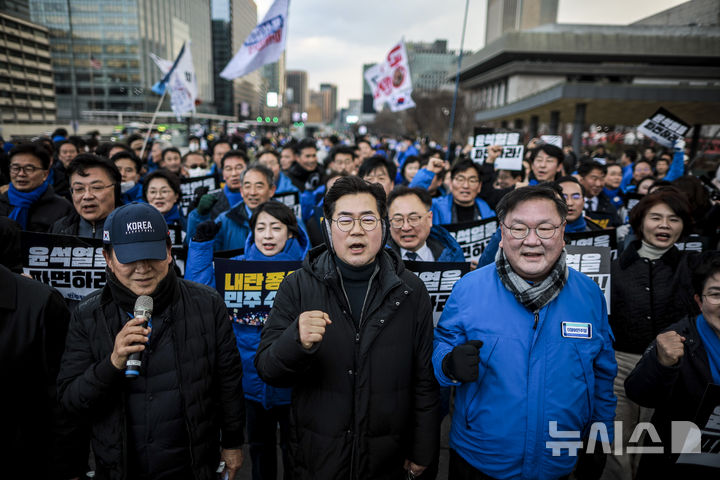 [서울=뉴시스] 정병혁 기자 = 박찬대 더불어민주당 원내대표를 비롯한 의원들이 18일 서울 종로구 광화문광장에서 윤석열 대통령 파면을 촉구하는 도보행진을 마친 뒤 구호를 외치고 있다. 2025.03.18. jhope@newsis.com