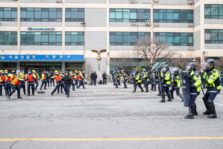 [서울=뉴시스] 김진아 기자 = 경찰이 준공 39년이 지나 안전도 D등급 판정을 받은 서울경찰청 기동본부 청사에 대한 재건축 방안 검토에 착수했다 사진은 지난해 3월 경찰이 탄핵선고에 대비해 연합 훈련을 하고 있는 모습. (사진=서울경찰청 제공) 2025.03.17. photo@newsis.com *재판매 및 DB 금지