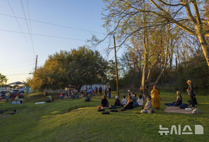 [AP/뉴시스] 1996년 살인죄로 복역해온 제시 호프만이 18일 사형집행되는 동안 교도소 밖에서 불교 신도 등 그의 지지자들과 사형 반대자들이 조용히 기도하고 있다 