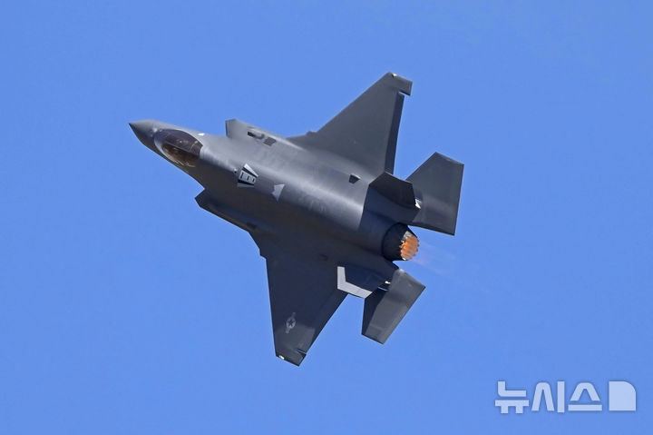 [벵갈루루=AP/뉴시스] 사진은 2025년 2월 12일 인도 벵갈루루에서 열린 제15회 에어로 인디아에서 미 공군의 F-35 전투기가 공중기동을 선보이는 모습. 2025.04.27.