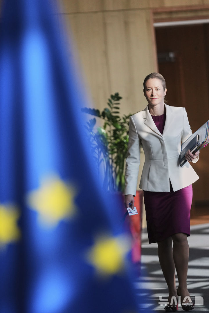 [브뤼셀=AP/뉴시스] 카야 칼라스 유럽연합(EU) 집행위원회 외교안보 고위대표(가운데)가 19일(현지 시간) 벨기에 브뤼셀 EU 본부에서 열린 주간 위원회 회의에 참석하고 있다. 2025.03.20.