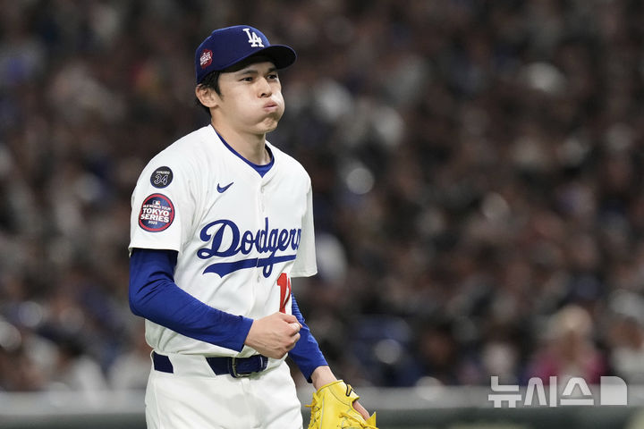 [도쿄=AP/뉴시스] 미국 메이저리그(MLB) LA 다저스 사사키 로키가 19일 일본 도쿄돔에서 열린 2024 MLB 월드투어 도쿄시리즈 2025시즌 개막 2차전에 선발 투수로 나서 3회 시카고 컵스의 맷 쇼를 삼진으로 잡아낸 뒤 안도하고 있다. 2025.03.19.