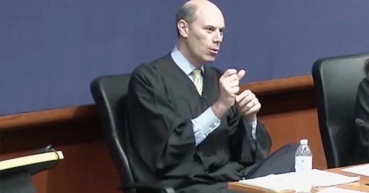 [서울=뉴시스]제임스 보아스버그 미 워싱턴 연방지방법원 판사. 베네수엘라 갱단 추정원 추방을 일시 중단토록 명령한 그의 판결을 계기로 미 정부와 사법부 사이의 갈등이 고조되고 있다. (츨처=로 엔 크라임 홈페이지) 2025.3.19. *재판매 및 DB 금지