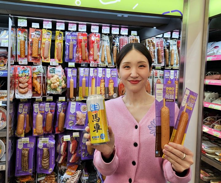 [서울=뉴시스] 편의점 CU가 990원 핫바, 1900원 맥주, 2500원 닭꼬치 등 초저가 상품들을 잇따라 선보이며 장바구니 부담 덜기에 앞장선다고 19일 밝혔다. (사진=BGF리테일 제공) *재판매 및 DB 금지