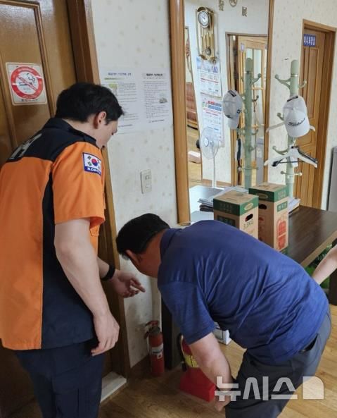 [성남=뉴시스] 성남시 재난예방시설 지원사업을 통해 소화기를 설치 받고 있다 (사진=성남시 제공) 2025.03.19.photo@newsis.com 