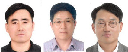 [진주=뉴시스]19일 제52회 상공의 날을 맞아 진주지역 동양정밀 이현희(중앙) 회장이 국무총리 표창을 수상하는 등 3인이 수상의 영예를 안았다.(사진=진주상공회의소 제공).2025.03.19.photo@newsis.com *재판매 및 DB 금지