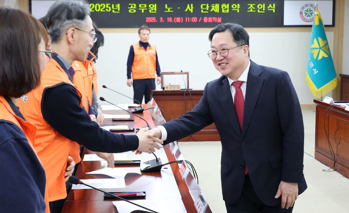 [대전=뉴시스]이장우 대전시장이 18일 대전시공무원노조와 단체협약을 체결한 후 노조원들과 악수를 나누고 있다. (사진=대전시 제공) 2025. 03. 19 photo@newsis.com *재판매 및 DB 금지