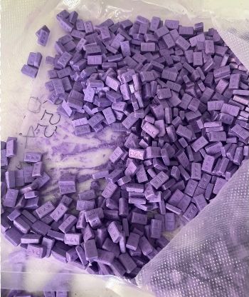 [부산=뉴시스] 피고인이 제작한 메스케치논 알약. 알약 앞면에는 유명 OTT 시리즈물인 '오징어게임'을 상징하는 '○△□' 문양이, 뒷면에는 오징어 문양이 새겨져 있다. (사진=부산경찰청 제공) 2024.11.28. photo@newsis.com *재판매 및 DB 금지