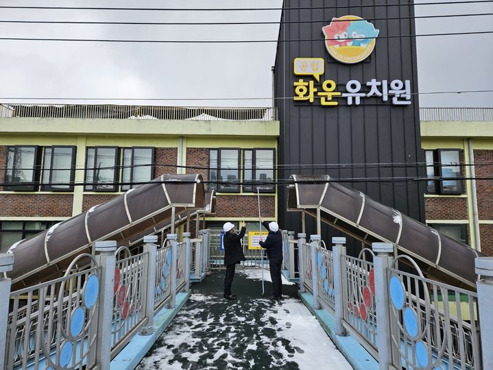 [광주=뉴시스] 광주교육청 관계자들이 서구 화정동 서초등학교 옆 육교 주변 전선을 점검하고 있다. (사진=광주교육청 제공). 2025.03.19. photo@newsis.com *재판매 및 DB 금지