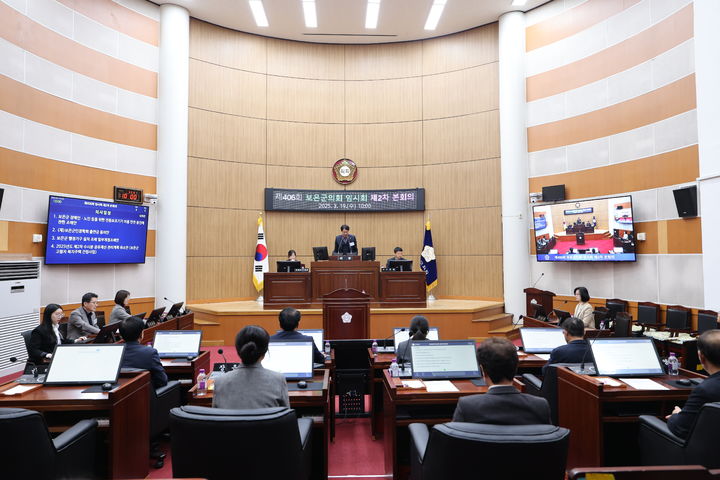 [보은=뉴시스] 19일 충북 보은군의회가 본회의장에서 406회 임시회 2차 본회의를 진행하고 있다. 의회는 집행부가 제출한 '보은군 산림사업의 관리업무대행 수수료에 관한 조례안' 등 부의안건 9건을 심사·가결한 후 이틀간 임시회 일정을 마치고 폐회했다. (사진=보은군의회 제공) 2025.03.19. photo.newsis.com *재판매 및 DB 금지
