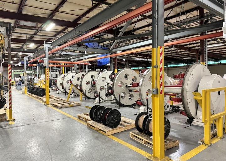 [서울=뉴시스]LS그룹의 미국 계열사, 에식스솔루션즈가 북미 및 유럽에서 급증하는 변압기용 특수 권선 수요에 대응하기 위해 캐나다와 이태리 공장에서 생산 라인을 풀가동하고 있다고 19일 밝혔다. 사진 에식스솔루션즈 북미 공장 내 변압기용 특수 권선 설비. (사진=LS그룹 제공) photo@newsis.com *재판매 및 DB 금지