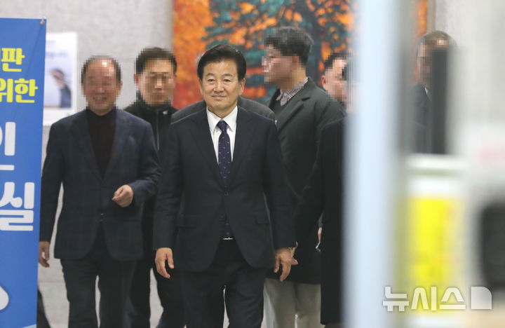 [전주=뉴시스] 김얼 기자 = 정동영 더불어민주당 국회의원(전주병)이 19일 전북 전주시 전주지방법원에서 재판을 마치고 장내를 나서고 있다. 정동영 의원은 공직선거법 위반(사전선거운동·확성장치 사용 제한·허위사실공표) 혐의로 70만원을 선고 받았다. 2025.03.19. pmkeul@newsis.com