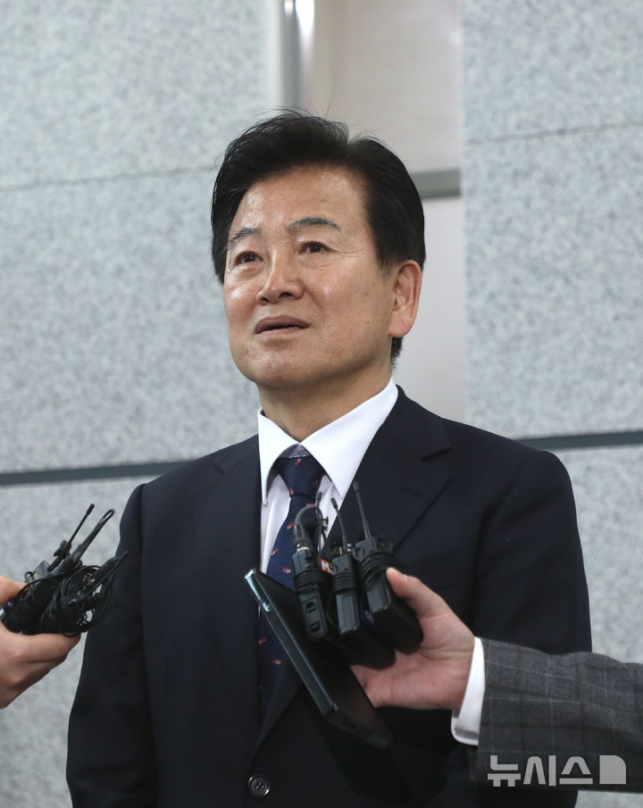 [전주=뉴시스] 정동영 더불어민주당 국회의원(전북 전주병)이 지난 3월19일 전북 전주시 전주지방법원에서 진행된 공직선거법 위반 혐의 1심 재판을 마친 뒤 취재진 질문에 답변하는 모습. (사진=뉴시스 DB). photo@newsis.com