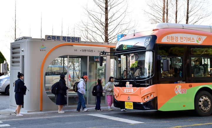 [밀양=뉴시스] 밀양시 상남면 대동아파트 스마트 복합쉼터 외부 전경. (사진=밀양시 제공) 2025.03.19. photo@newsis.com *재판매 및 DB 금지