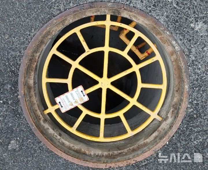 [서울=뉴시스]일체형 추락방지시설 설치 모습.