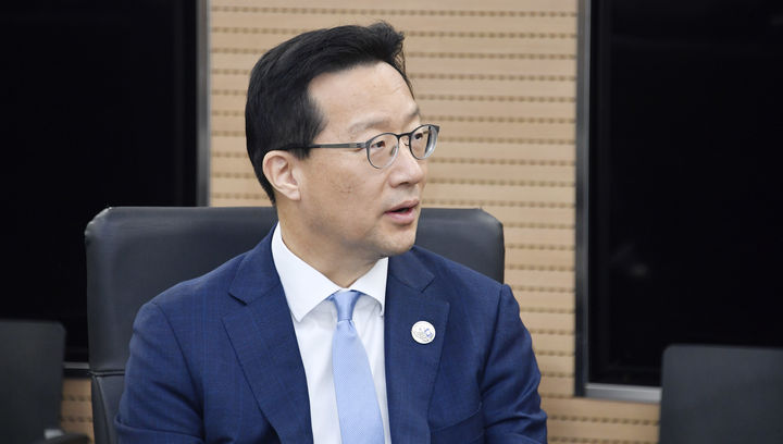 [세종=뉴시스] 윤인대 기획재정부 차관보(사진)와 이정한 고용노동부 고용정책실장은 19일 서울 서초구 aT센터에서 '기업 고용애로 해소 핫라인' 제1차 정례 회의를 열고 경제6단체 관계자들과 핫라인 운영 방향에 대해 논의했다. (사진= 기재부 제공) 2025.03.19. photo@newsis.com *재판매 및 DB 금지