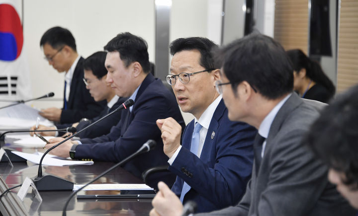 [세종=뉴시스] 윤인대 기획재정부 차관보(사진)와 이정한 고용노동부 고용정책실장은 19일 서울 서초구 aT센터에서 '기업 고용애로 해소 핫라인' 제1차 정례 회의를 열고 경제6단체 관계자들과 핫라인 운영 방향에 대해 논의했다. (사진= 기재부 제공) 2025.03.19. photo@newsis.com *재판매 및 DB 금지