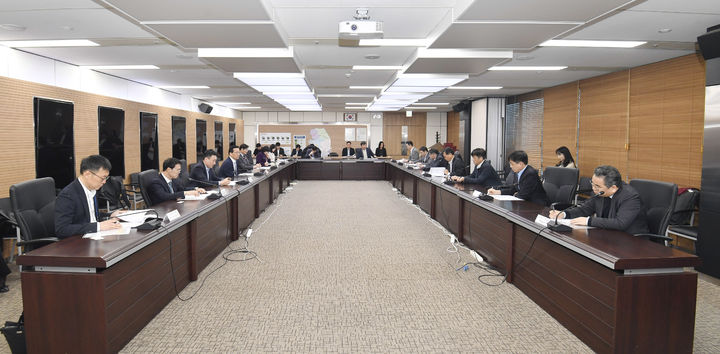 [세종=뉴시스] 윤인대 기획재정부 차관보(사진)와 이정한 고용노동부 고용정책실장은 19일 서울 서초구 aT센터에서 '기업 고용애로 해소 핫라인' 제1차 정례 회의를 열고 경제6단체 관계자들과 핫라인 운영 방향에 대해 논의했다. (사진= 기재부 제공) 2025.03.19. photo@newsis.com *재판매 및 DB 금지