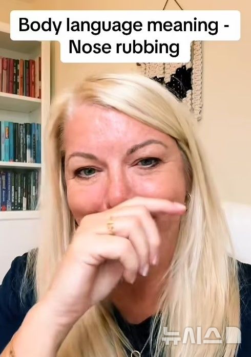 [서울=뉴시스] 영국의 신체 언어 및 커뮤니케이션 전문가인 아드리안 카터는 대화 도중 상대가 코를 문지르는 행동을 하는 것은 당신의 말에 동의하지 않는다는 것을 나타내는 신호일 수 있다고 주장했다. (사진=틱톡@adriannebodylanguage캡처)
