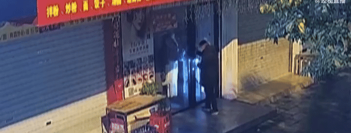 [서울=뉴시스]여자친구를 기쁘게 해주겠다며 의류 매장에서 상습적으로 옷을 훔친 남성이 경찰에 붙잡혔다. (사진=웨이보 갈무리) *재판매 및 DB 금지