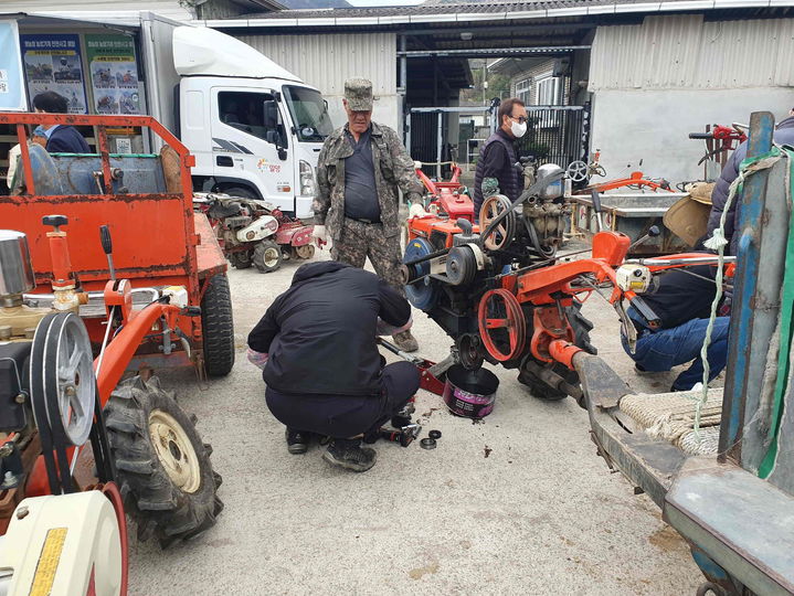 [밀양=뉴시스] 밀양시가 농업인의 안전한 영농 활동을 위한 농기계 순회 수리 교육반을 운영한다. (사진=밀양시 제공) 2025.03.20. photo@newsis.com *재판매 및 DB 금지