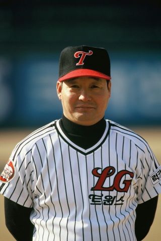 [서울=뉴시스] 지난 1994년 LG 트윈스의 우승을 이끌었던 이광환 전 감독이 오는 22일 LG의 홈 개막전을 맞아 시구에 나선다. (사진=LG 트윈스 제공) 2025.03.19. *재판매 및 DB 금지