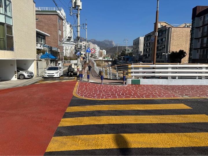 [서울=뉴시스] 어린이안심 통학로 조성 후(쌍수교). 2025.03.19. (사진=도봉구 제공) *재판매 및 DB 금지