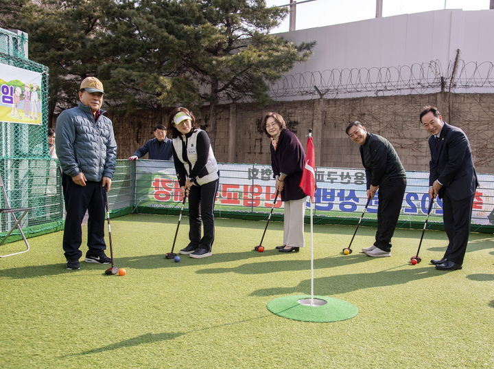 [서울=뉴시스] 박희영 용산구청장이 청파동 파크골프교실 발대식에 참가했다. 2025.03.19. (사진=용산구 제공) *재판매 및 DB 금지