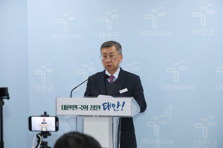 [태안=뉴시스] 박준서 태안군 재무과장이 19일 군청 브리핑실에서 청사 건립과 관련해 재무과 정례브리핑을 하고 있다. (사진=태안군 제공) 2025.03.19. photo@newsis.com *재판매 및 DB 금지