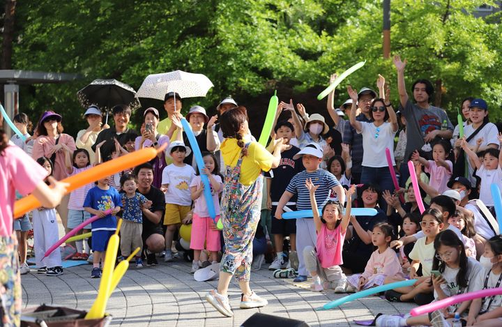 [대구=뉴시스] 지난해 대구 북구 한강공원부키도서관에서 열린 행복을 찾아가는 음악회 모습. (사진=행복북구문화재단 제공) 2025.03.19. photo@newsis.com *재판매 및 DB 금지