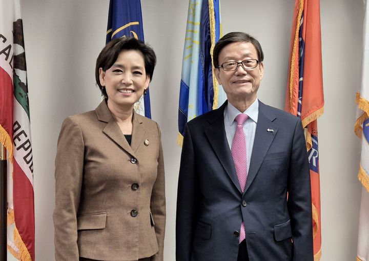 [서울=뉴시스] 대미 아웃리치 활동 중인 윤진식 한국무역협회 회장(오른쪽)이 지난 14일(현지시간) 미국 캘리포니아에서 과 영 김 캘리포니아 연방 하원의원과의 면담을 마치고 기념사진을 촬영하고 있다. (사진=무협 제공) 2025.03.19 photo@newsis.com *재판매 및 DB 금지