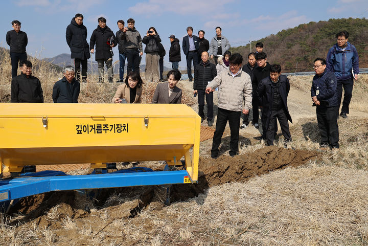 [세종=뉴시스] 권재한 농촌진흥청장이 19일 충남 공주에 있는 현장 실증연구 논 시험 재배지에서 '깊이거름주기 장치 시연회'에서 농가 시범 보급 현황을 점검하고 있다. (사진=농진청 제공) *재판매 및 DB 금지