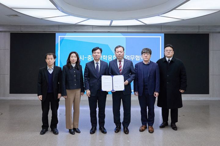 [아산=뉴시스] 충남 아산시 관계자 등이 업무협약을 마친뒤 기념 사진을 촬영하고 있다. (사진=아산시 제공) photo@newsis.com 2025.3.19 *재판매 및 DB 금지