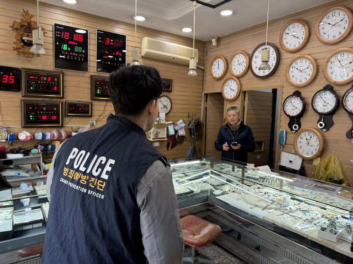 [전주=뉴시스] 경찰청 국가수사본부(국수본)는 내달 1일부터 6월 30일까지 3개월간 국민의 안전한 일상을 위협하는 강·절도 및 생활 주변 폭력 범죄를 집중 단속한다고 31일 밝혔다. 사진은 지난해 3월 전북경찰청 범죄예방진단팀이 도내 한 금은방을 찾아 업주와 대화를 나누고 있는 모습. (사진=전북경찰청 제공) 2025.03.19. photo@newsis.com *재판매 및 DB 금지